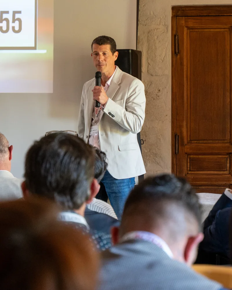 Nicolas Graillot au micro devant une salle, lors d'un pitch au MY JEP de Nîmes